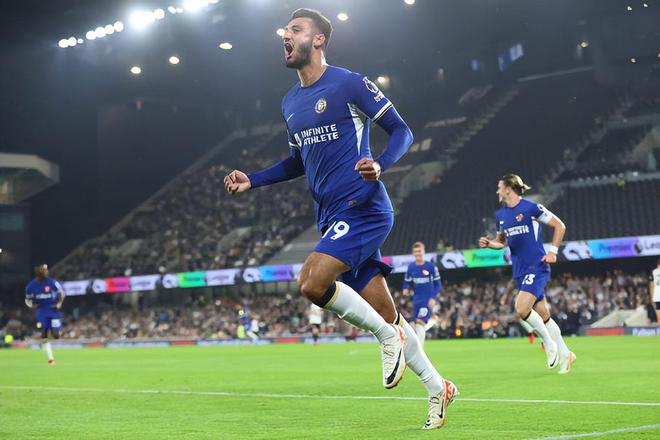 横看成岭侧成峰，乔治娜晒出差照秀出傲人身材