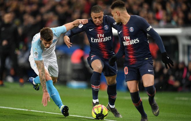 德国世界杯客场球衣实物图：深海军蓝设计+薄荷绿点缀（德国队世界杯客场战袍曝光：深海军蓝主色，薄荷绿点缀）