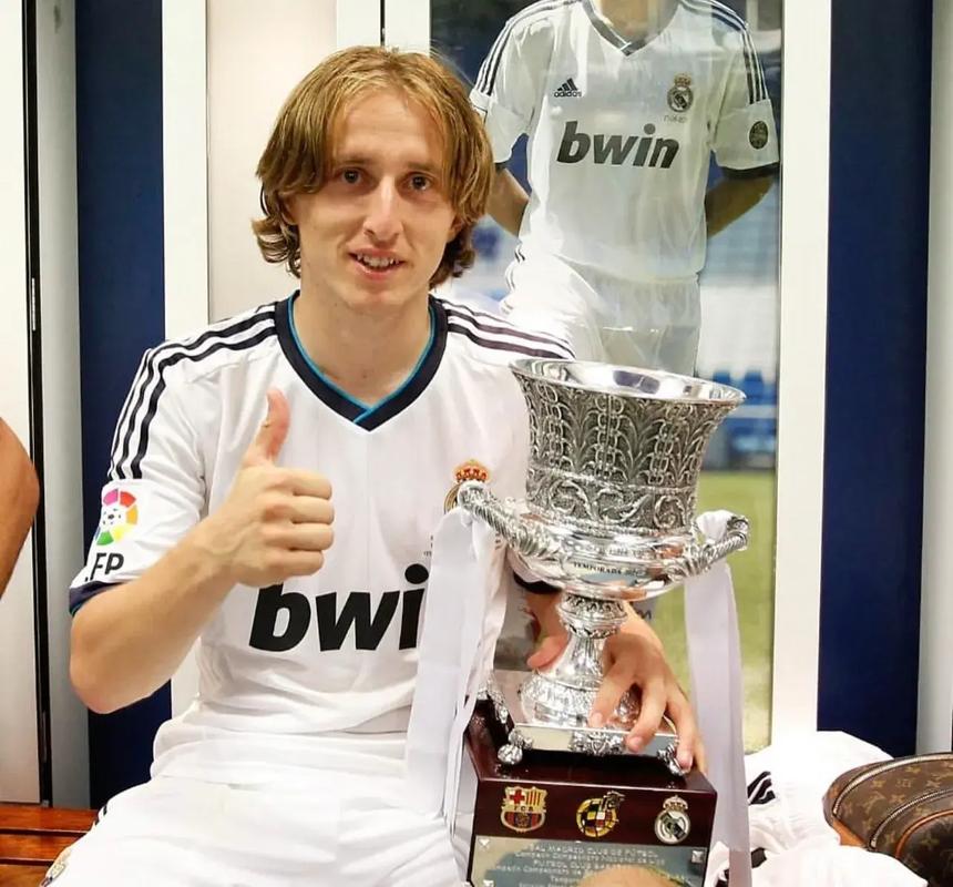 西甲战报：亚马尔传射，奥尔莫双响，巴塞罗那3-1阿拉维斯